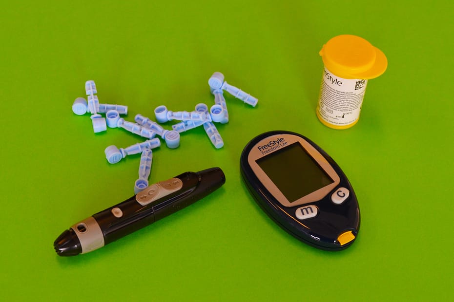 photo of a blood glucose monitor that doesn't require finger-prick